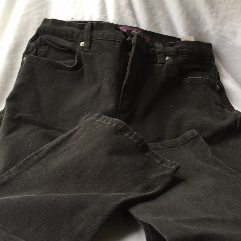 Gloria Vanderbilt woman’s Amanda black straight leg jeans size 8P short